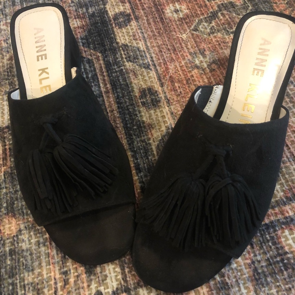 Anne Klein low-heeled peep toe sandals size 8